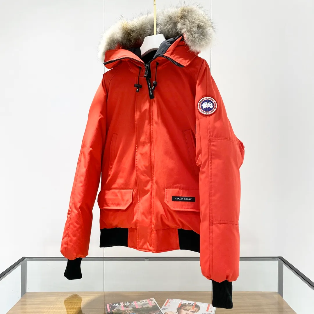 P760 Canada goose/Canada Goose 01 Couple Expedition Parka Down Jacket, authentic original version, you need to compare with the original to check it out at any time, all accessories are customized from the original factory 💯The softness and hardness of the fabric is compared with the original, and it can be restored by kneading at will (fabric misunderstanding: Fabrics with high hardness are not waterproof. Only when you buy the latest authentic version this year will you notice the softness and comfort of the fabric) 💯The down is synchronized with the authentic white duck down, fluffy and not lumpy. Electronically controlled velvet filling machine 💯Customized zippers with authentic YKK military-grade copper core zipper pullers, high hardness and no jamming 💯The fur collar is purchased from Western Canada coyote skin original customization 💯All workmanship and wiring are controlled by workers with more than ten years of experience. They must be horizontal and vertical, and are not allowed to twist. The inner wiring density is more sophisticated. Feel free to compare 💯Big goose label Collar label Washed label Hangtag Zipper cord Pocket label Back label, collar velvet, Velcro fasteners, cuffs, all details are updated simultaneously with genuine products. The best version, the most complete color matching, all kinds of battle products. Color: off-white, black, charcoal gray, navy blue, red, blue. Size: XS-XXL